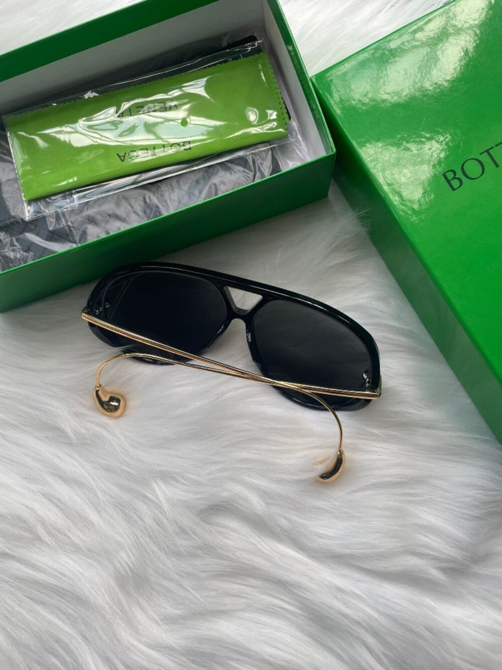 Bottega Veneta Gold-detail Aviator Sunglasses - Picture 2 of 5